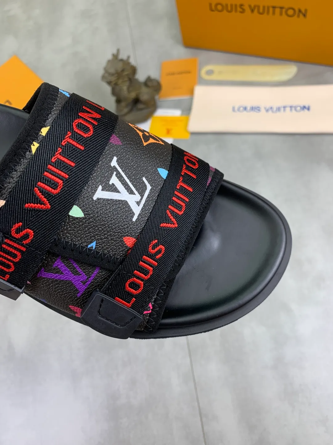 Men's shoes 💰P320💰【New style】🆘 Original quality 【LOUIS VUITTON】The popular Louis Vuitton LV men's slippers on the official website are on sale simultaneously! Original fabric imported from Italy, original factory special supply, code number: 38-44 (45 customized), many colors available